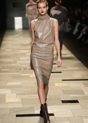Robe en similicuir beige