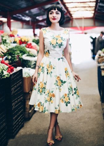 Imprimé floral sur une robe avec une jupe moelleuse dans le style des années 60