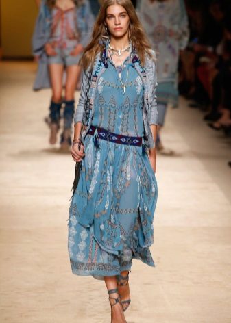 Habille dans le style du boho-classique midi