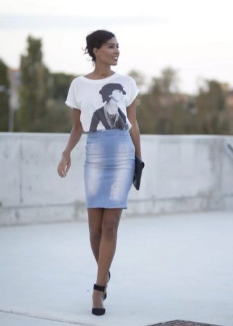 Jupe crayon en jean au dessus du genou