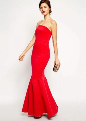 Robe rouge au sol