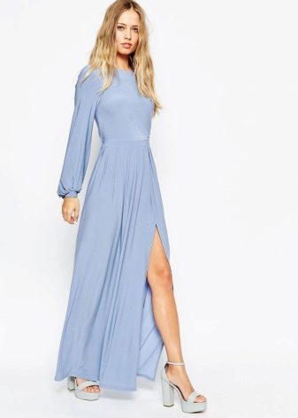 La longueur de la robe bleue au sol