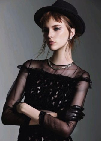 Robe de graduation avec des gants