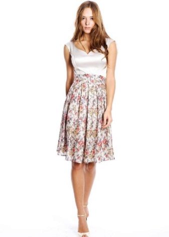 robe courte en satin délicate