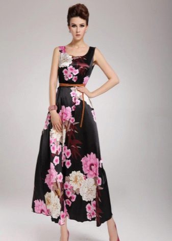 robe longue en satin avec des fleurs