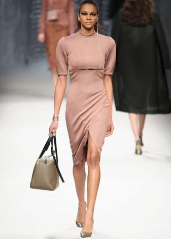 Accessoires gris à robe beige