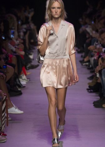 Chaussures grises à robe beige