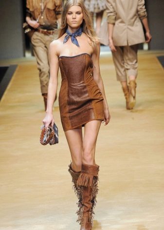 Bottes pour une robe courte en cuir