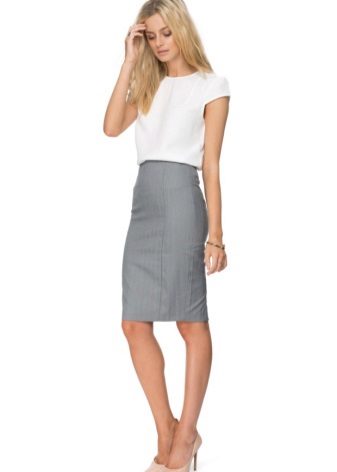 Jupe crayon et chemisier blanc
