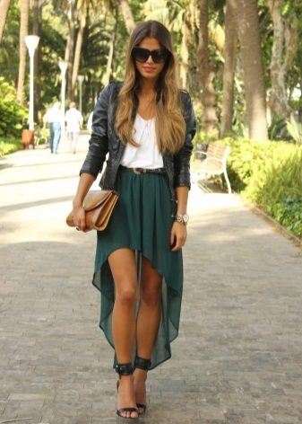 Jupe asymétrique et sandales à talons