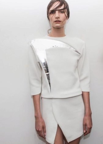 Jupe asymétrique et accessoires minimum