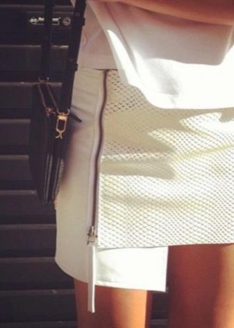 jupe crayon asymétrique en cuir blanc