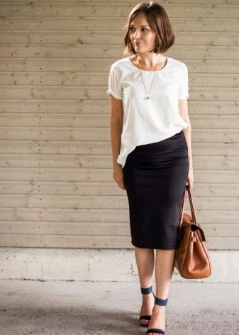 Jupe crayon noire en combinaison avec une blouse blanche