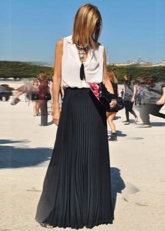 Longue jupe noire demi soleil pour fille avec triangle inversé