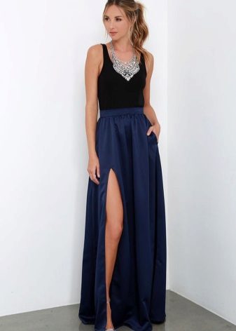 Jupe longue bleu marine avec une chemise noire