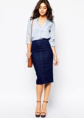 jupe crayon en denim avec accessoires