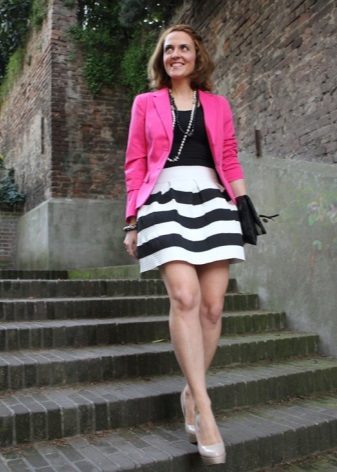 Jupe à rayures coniques avec une veste brillante fuchsia