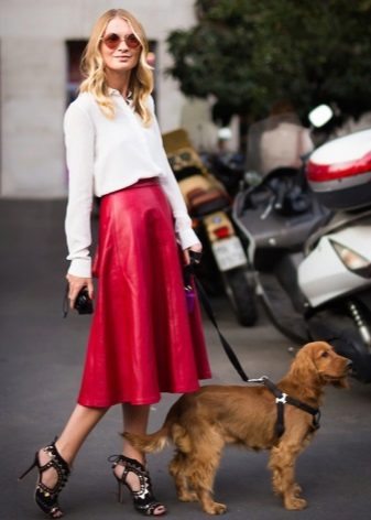 Jupe en cuir rouge vif longueur midi