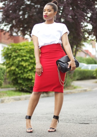 Jupe crayon rouge avec haut blanc - look du soir
