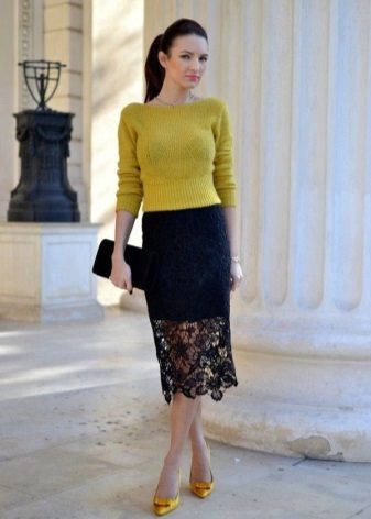 jupe crayon en dentelle noire sous le genou
