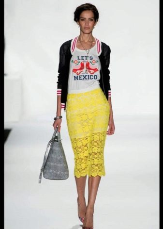 jupe crayon en dentelle jaune