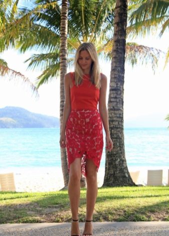 ensemble rouge avec jupe crayon en dentelle