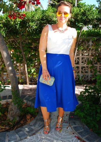 jupe bleu vif pour été moyen