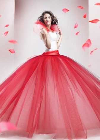 robe moelleuse avec une jupe en taffetas rose