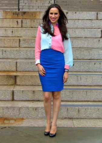 Jupe crayon bleue combinée à une chemise bicolore brillante