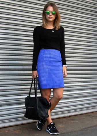 Jupe crayon bleue en combinaison avec des baskets - look décontracté