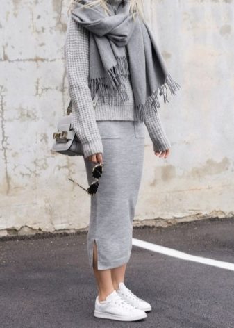 Jupe crayon dans un style sportif