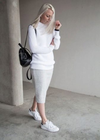 Jupe crayon tricotée en combinaison avec des baskets