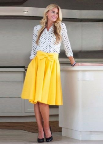 Jupe jaune de longueur moyenne avec un noeud