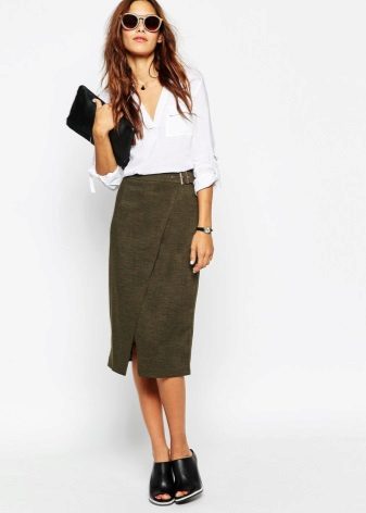 Jupe fendue et chemise blanche