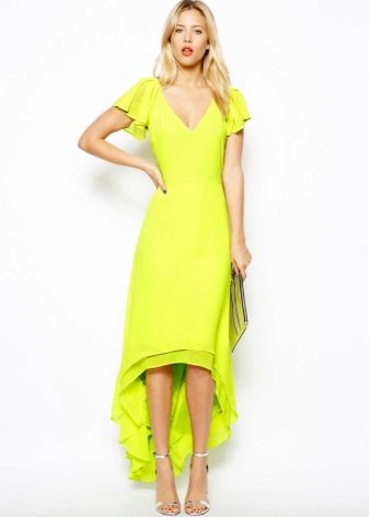 Robe de soirée avec un train de couleur vive
