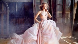 Robes de mariée dans la salle de bal - très sinueuses pour les princesses