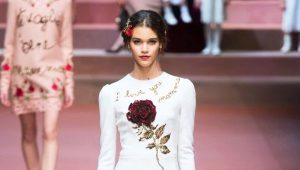 Robe avec des roses - la personnification de la nature féminine