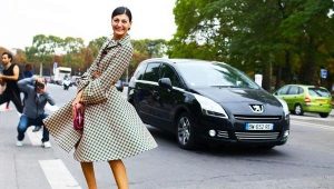Robe avec une jupe-soleil devrait être dans la garde-robe de chaque fashionista