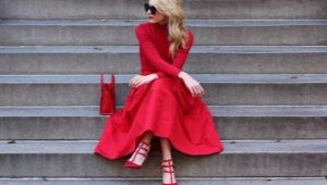 Quoi porter une robe rouge?