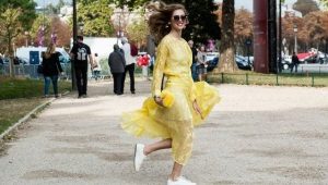 Jupe avec des baskets