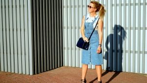 Que puis-je porter avec une robe d'été en jean?