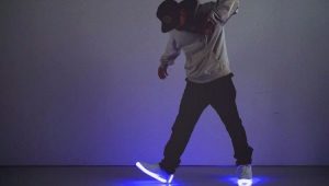 Sneakers à semelles brillantes