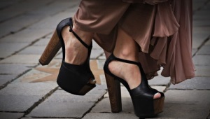 Saltos Chunky e Sapatos de Plataforma