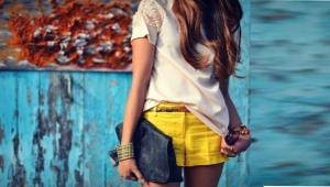 Short jaune