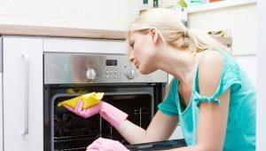 Comment nettoyer le four à la maison de la graisse et de la suie?