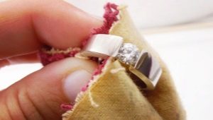 Comment nettoyer l'argent à la maison?