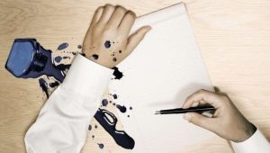 Comment puis-je essuyer l'encre du stylo avec les vêtements et les meubles?