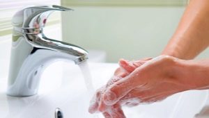Comment laver la mousse avec les mains?