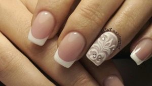 Blanc français avec un motif sur les ongles: idées originales et pertinence