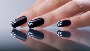 Manucure noire avec strass - éclat et mystère mystique
